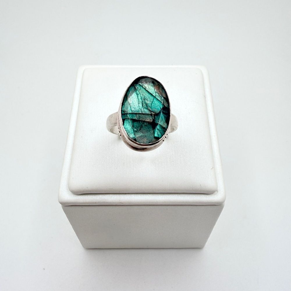 Stunning 16x11mm faceted oval cut, Labradorite ring in sterling silver